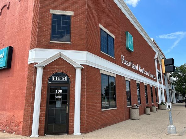 100 N Main St, Eureka, IL 61530